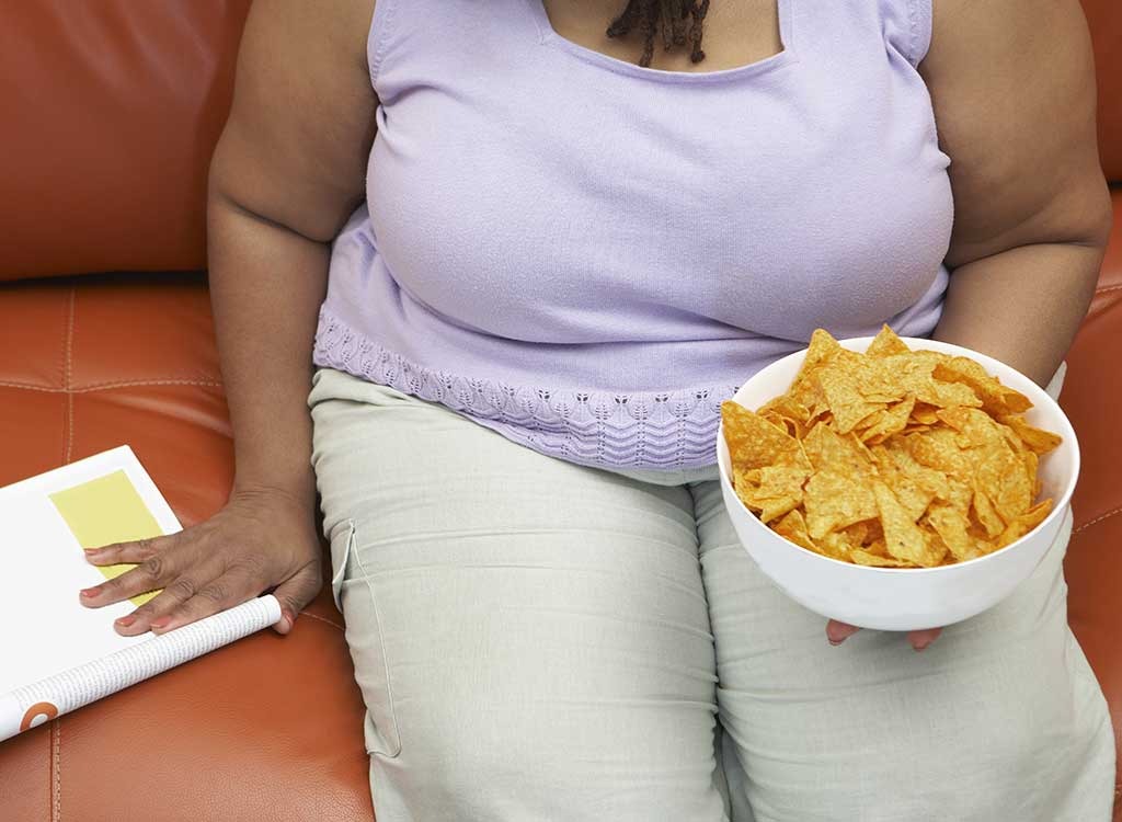 Одинокая толстушка обнажает огромную грудь в зале