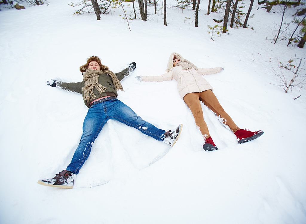 Лесбиянки играют в снежки и трутся кисками в большом джакузи