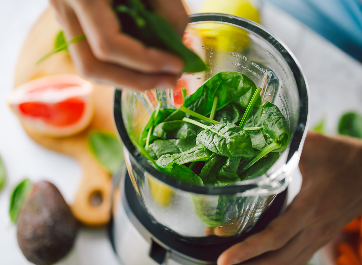 one-major-effect-eating-spinach-has-on-your-gut-new-study-says-eat