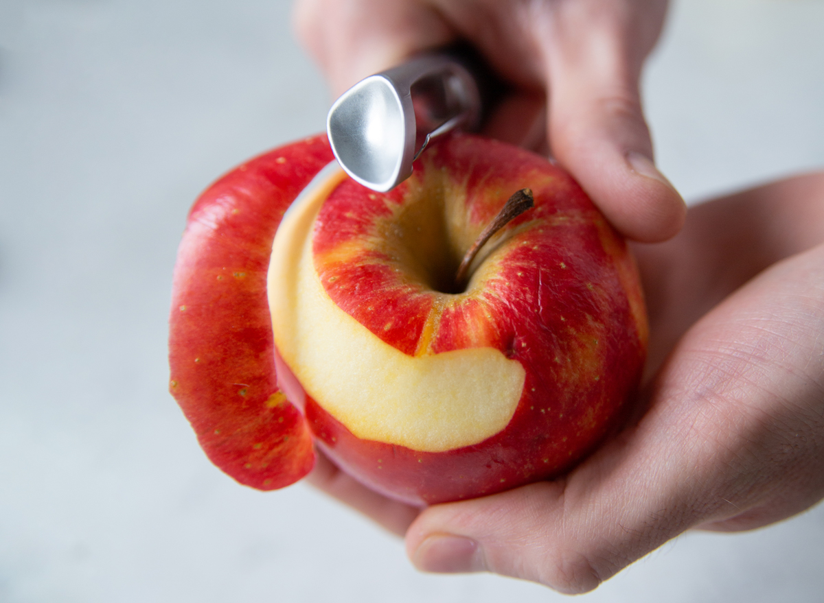 She eats apples. Кожура яблока. Очистить яблоко от кожуры. Очистка яблок. Очистка кожуры яблока.