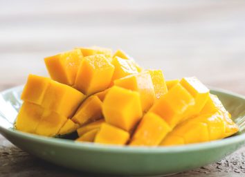 https://www.eatthis.com/wp-content/uploads/sites/4/2016/10/mango-chunks.jpg?quality=82&strip=all&w=354&h=256&crop=1