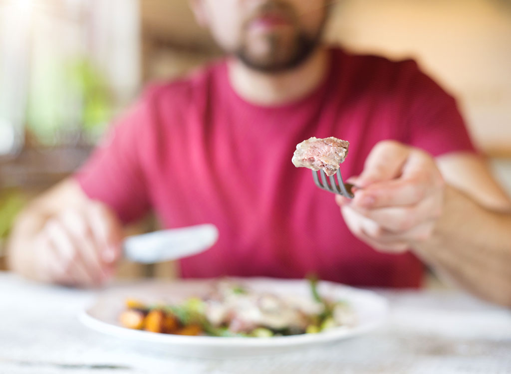 Ill eat. Маленькие люди и еда. Завтрак голодного студента. Голодный студент суши. Люди едят из одной тарелки.