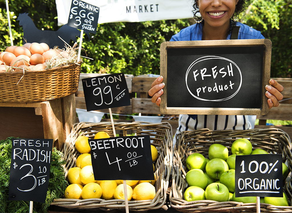 nainen hymyilee farmers Marketissa