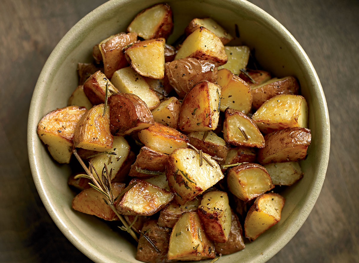 Холодная жареная картошка. Жареный картофель с розмарином. Rustic Potatoes. Жареная картошка 1 порция. Рецепт жареная картошка с ветчиной.