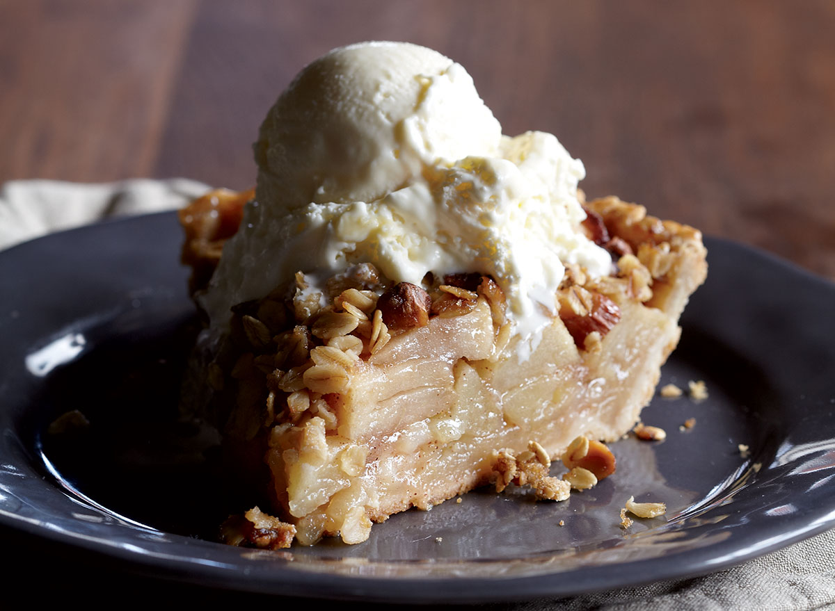 Tarta de manzana baja en calorías con cobertura crujiente