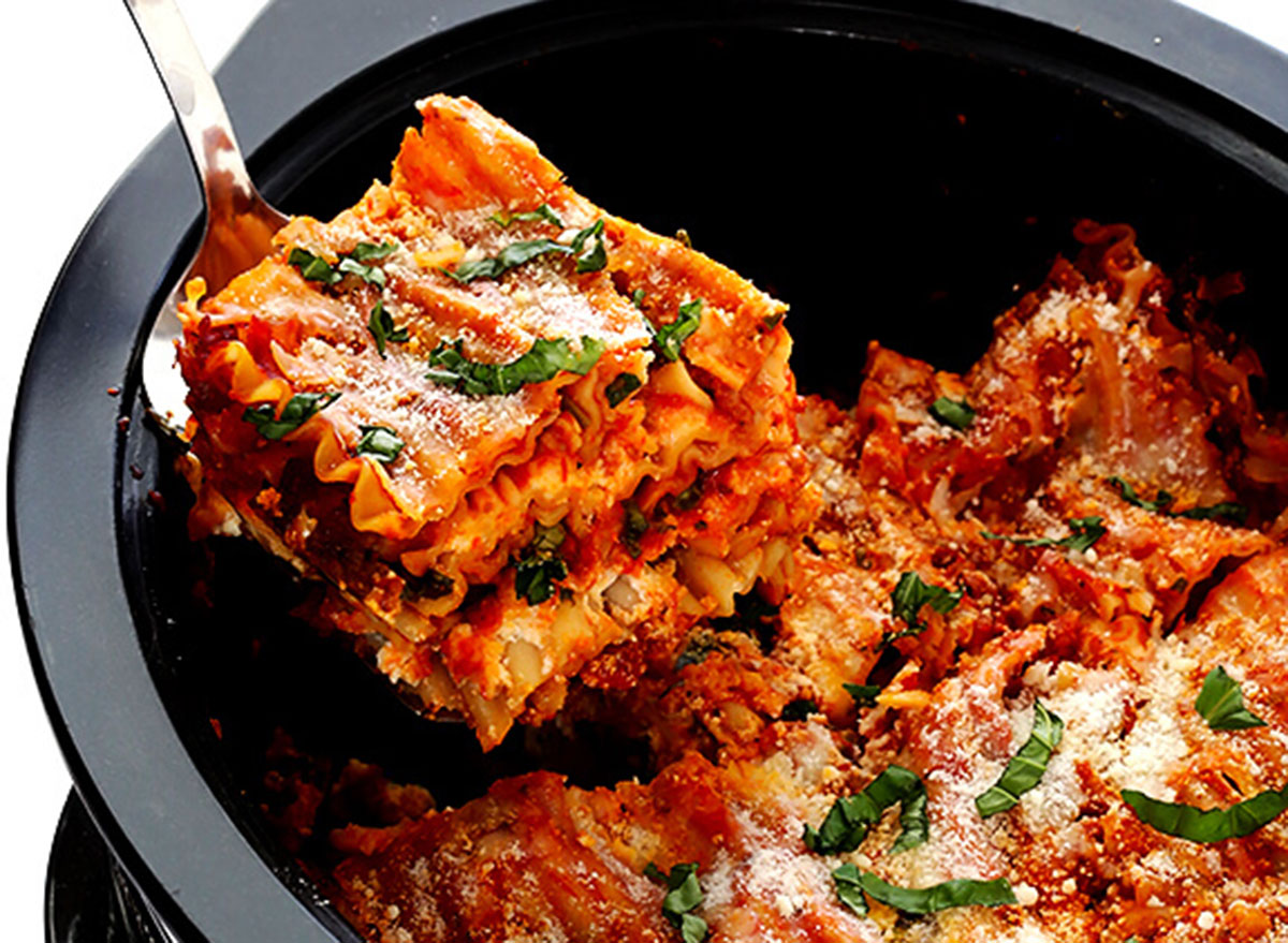 https://www.eatthis.com/wp-content/uploads/sites/4/2019/06/slow-cooker-lasagna-gimme-some-oven-recipe.jpg