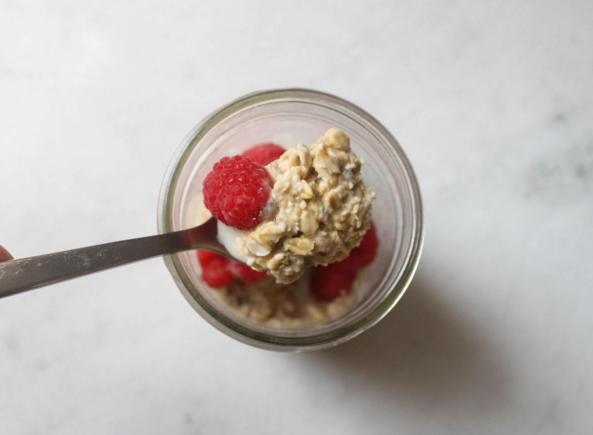 cucharada de mantequilla de maní de avena durante la noche sobre un frasco