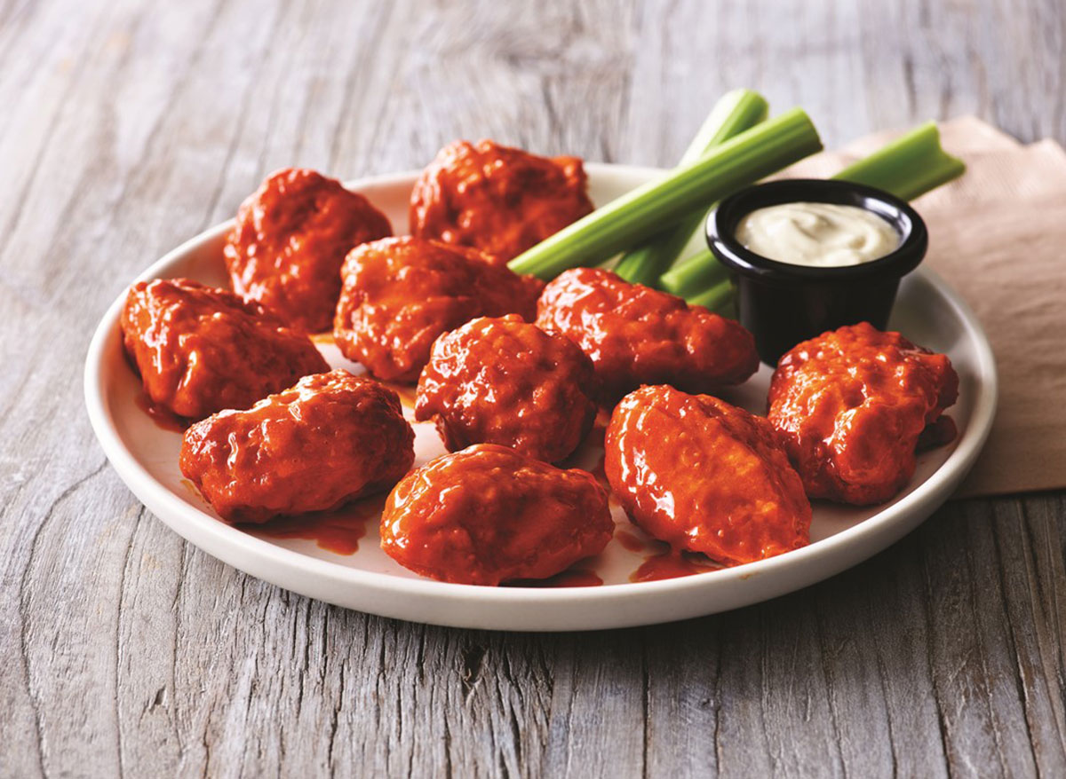 10-restaurant-chains-that-serve-the-best-boneless-wings