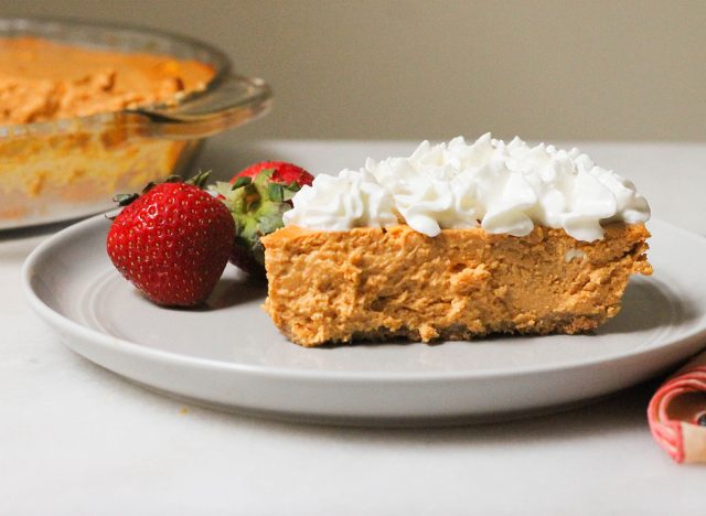 Tranche de cheesecake à la citrouille saine avec crème fouettée et fraises