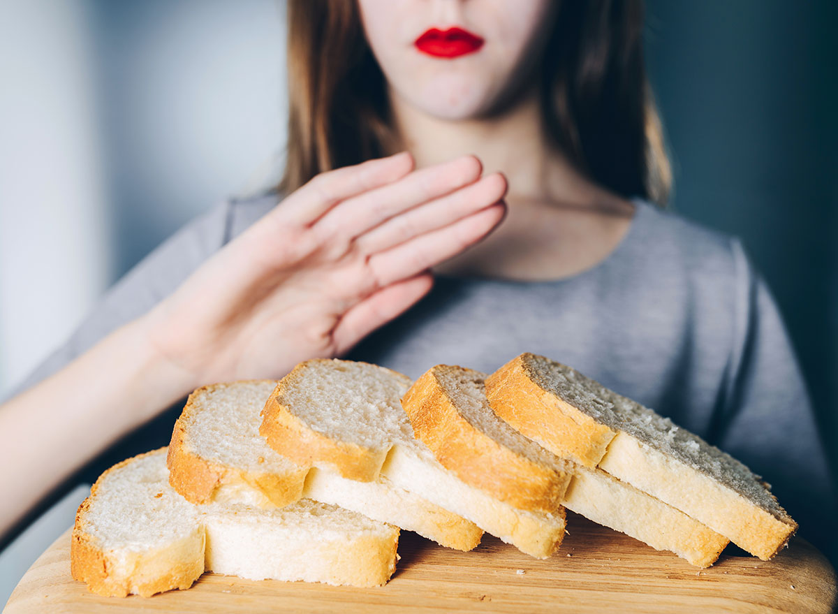 Bread eat. Нарезанный хлеб. Кушать хлеб. Девушка ест хлеб. Человек ест хлеб.