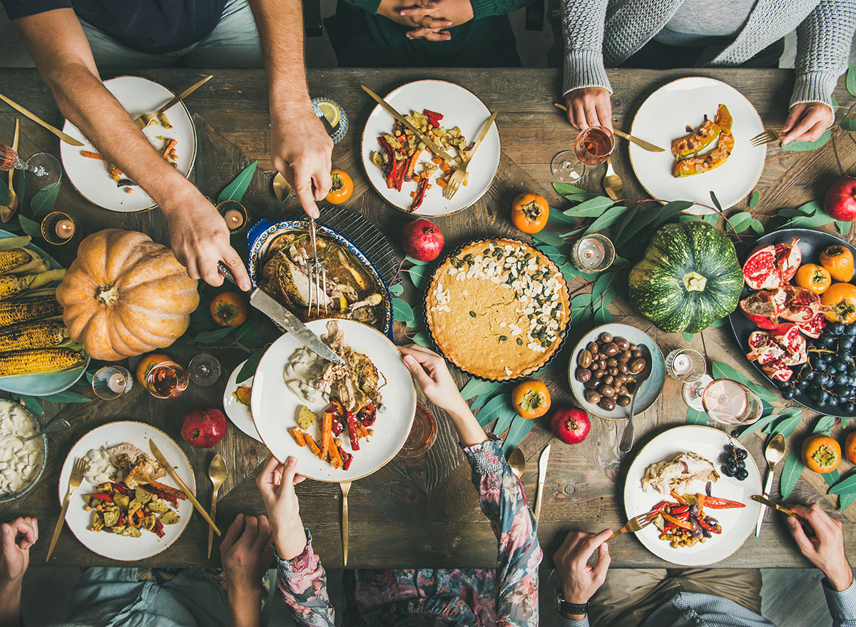 Spend on food. Еда Thanksgiving стол сверху. Thanksgiving Table food. Стол вечеринка вид сверху. Фестиваль тыквы.