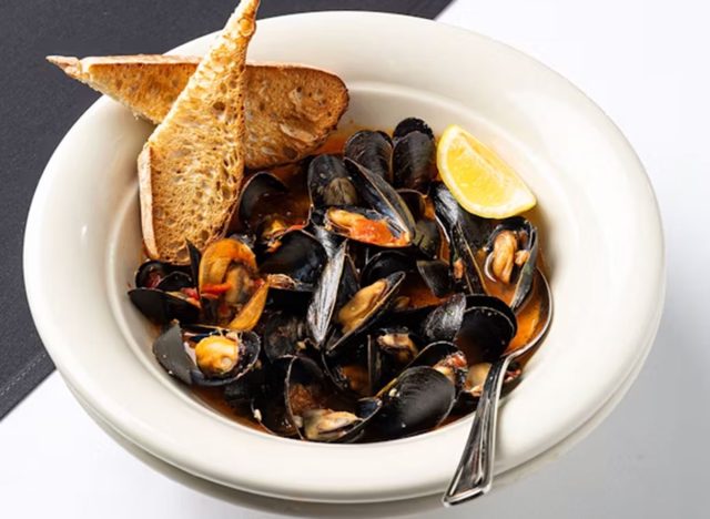Maggiano's PEI Steamed Mussels, Tuscan Style 