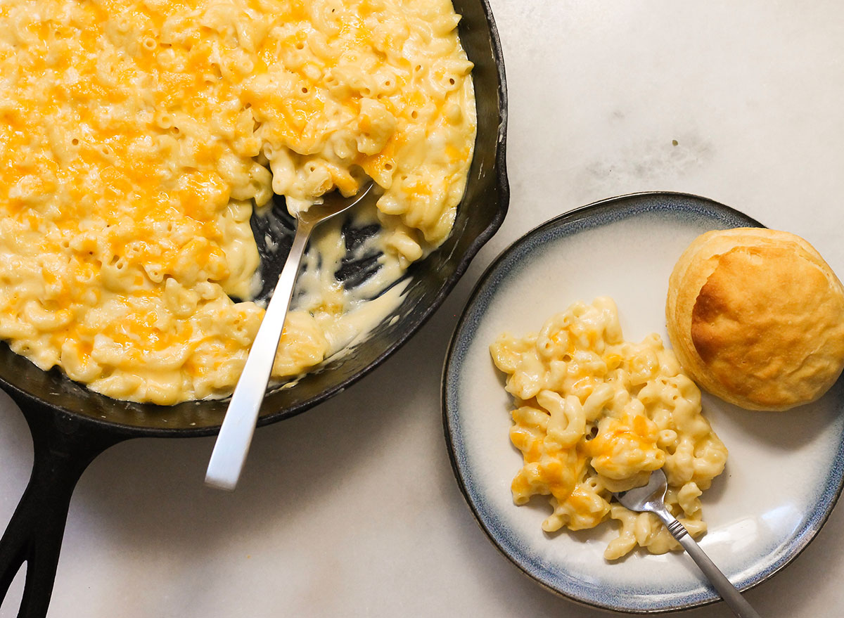 https://www.eatthis.com/wp-content/uploads/sites/4/2019/11/copycat-cracker-barrel-mac-and-cheese-2.jpg