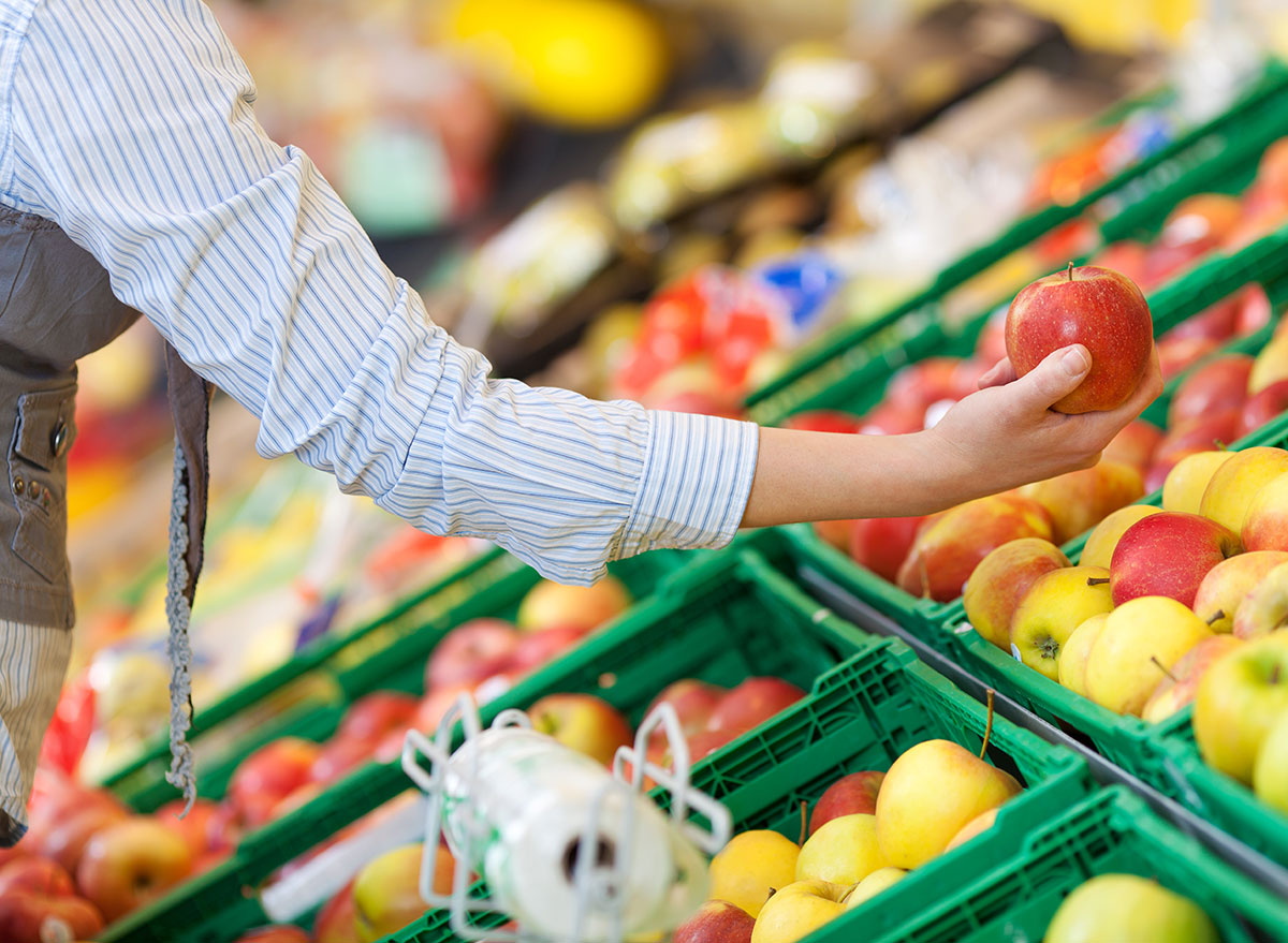 More market. Приснились покупки в магазине. Покупает яблоки магазине картинки детские.