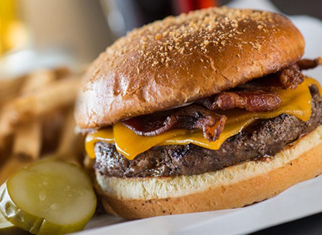 yardhouse bbq cheddar bacon burger