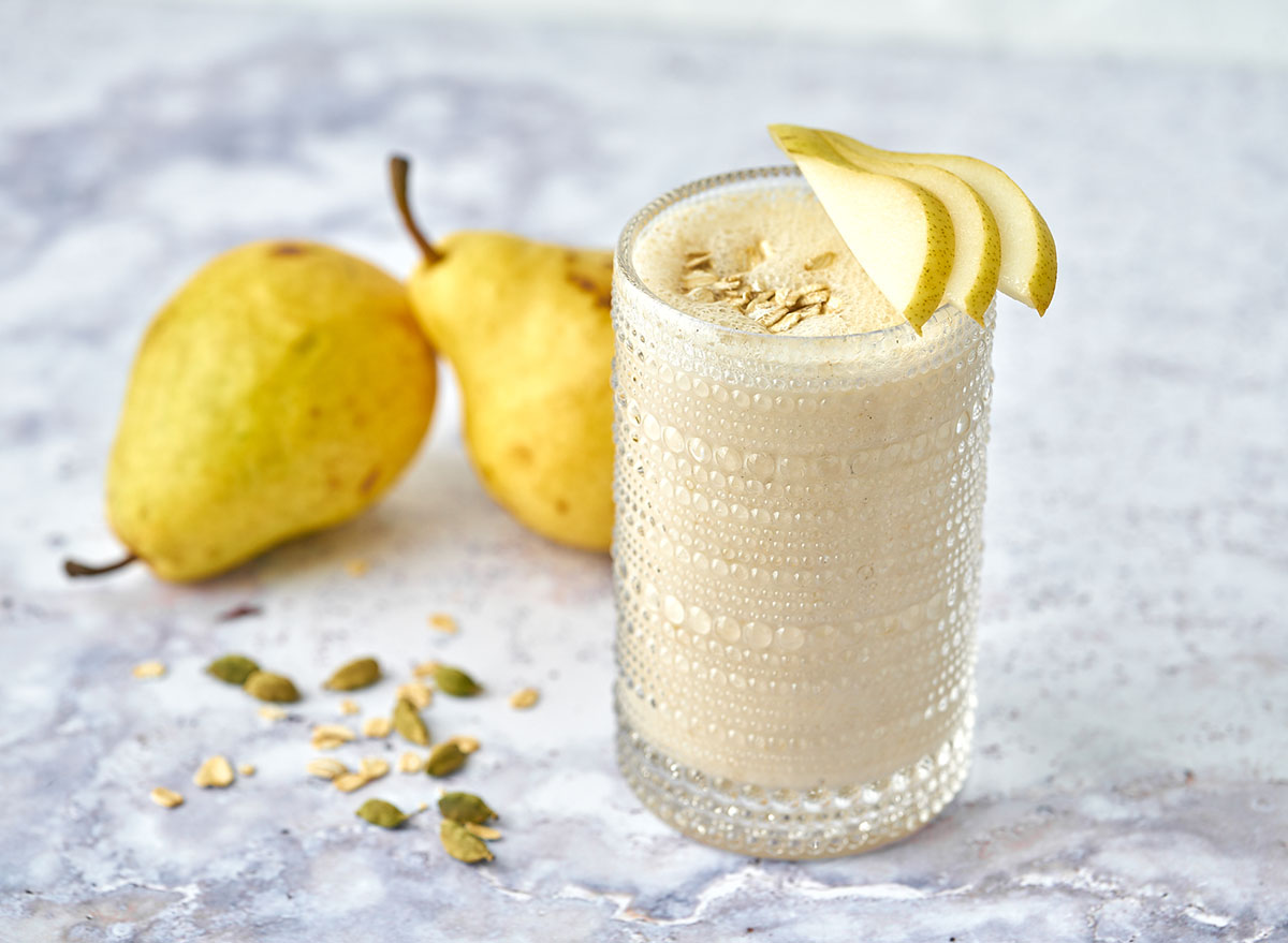 batido de pera de cardamomo en vidrio adornado con pera