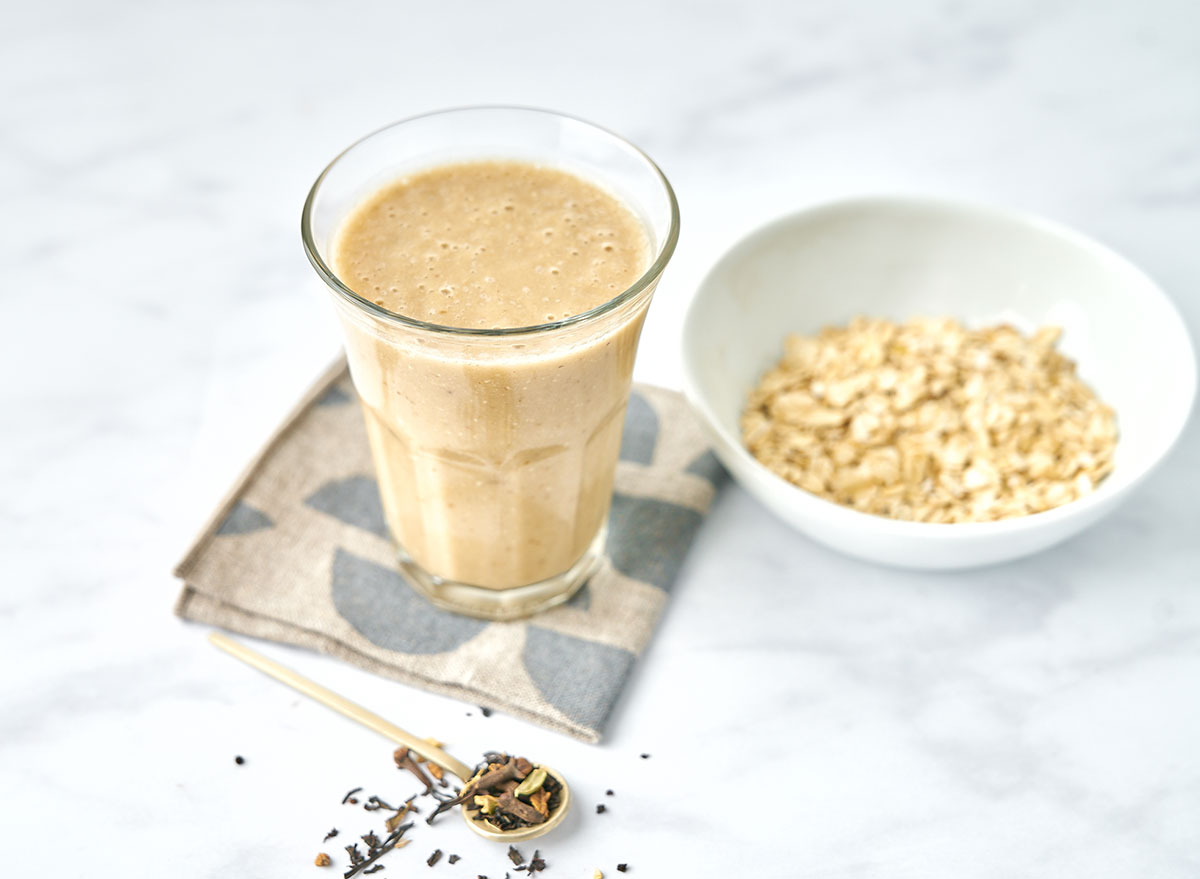 kaura-Chai-smoothie lautasliinalla