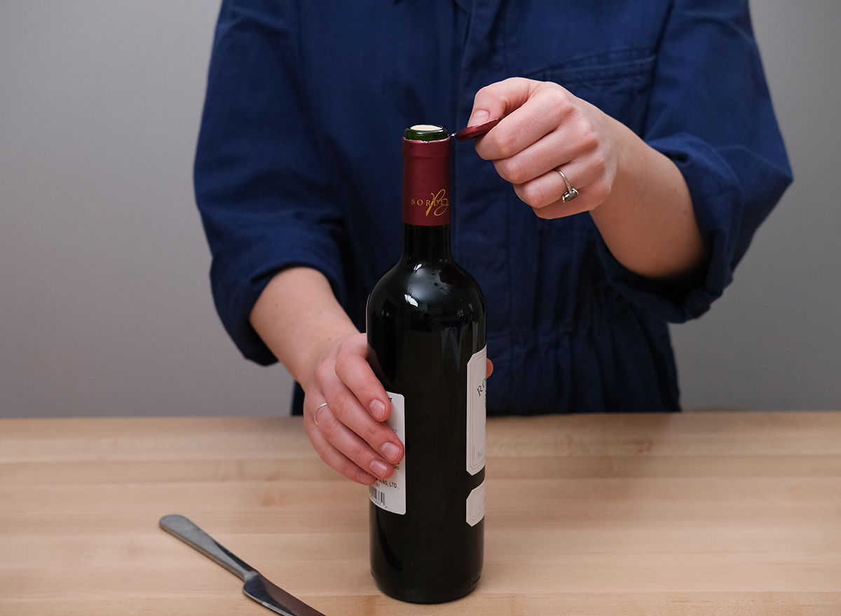 Open a wine bottle outlet without a corkscrew