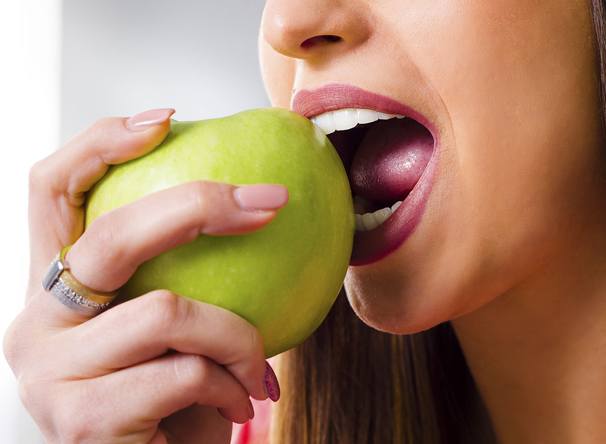 She s eating an apple. Кушает яблоко. Кусает яблоко. Человек ест яблоко. Откушенное яблоко.