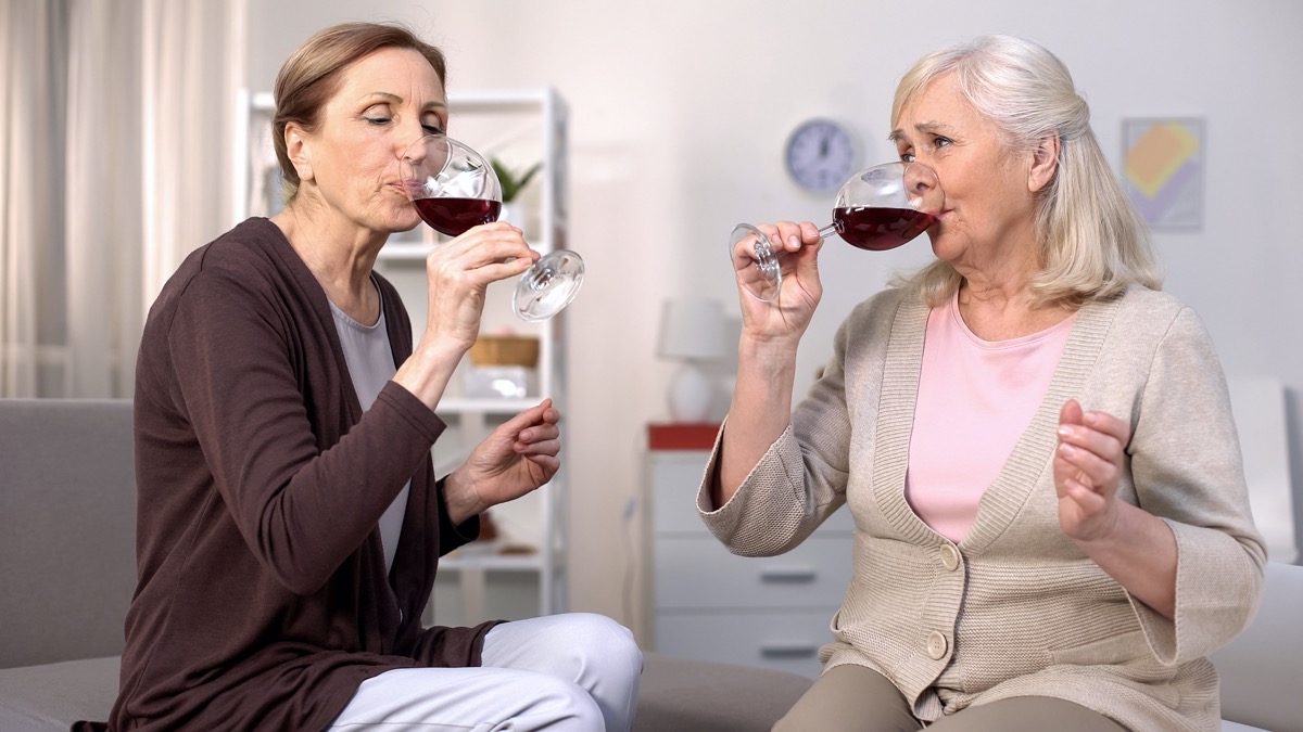 Пожилые дамы пьют вино
