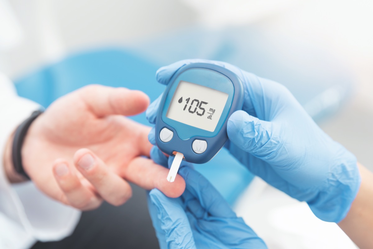 Bác sĩ kiểm tra lượng đường trong máu bằng máy đo đường huyết.  Điều trị khái niệm bệnh tiểu đường.