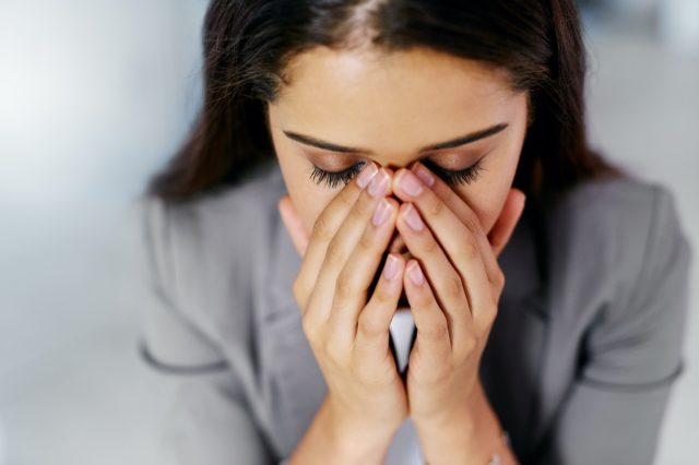 Mujer estresada en una oficina