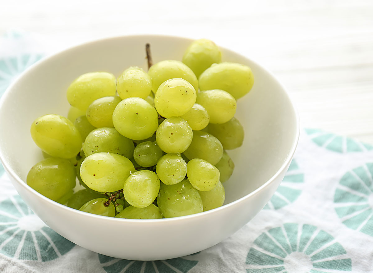 what-happens-to-your-body-when-you-eat-grapes-eat-this-not-that