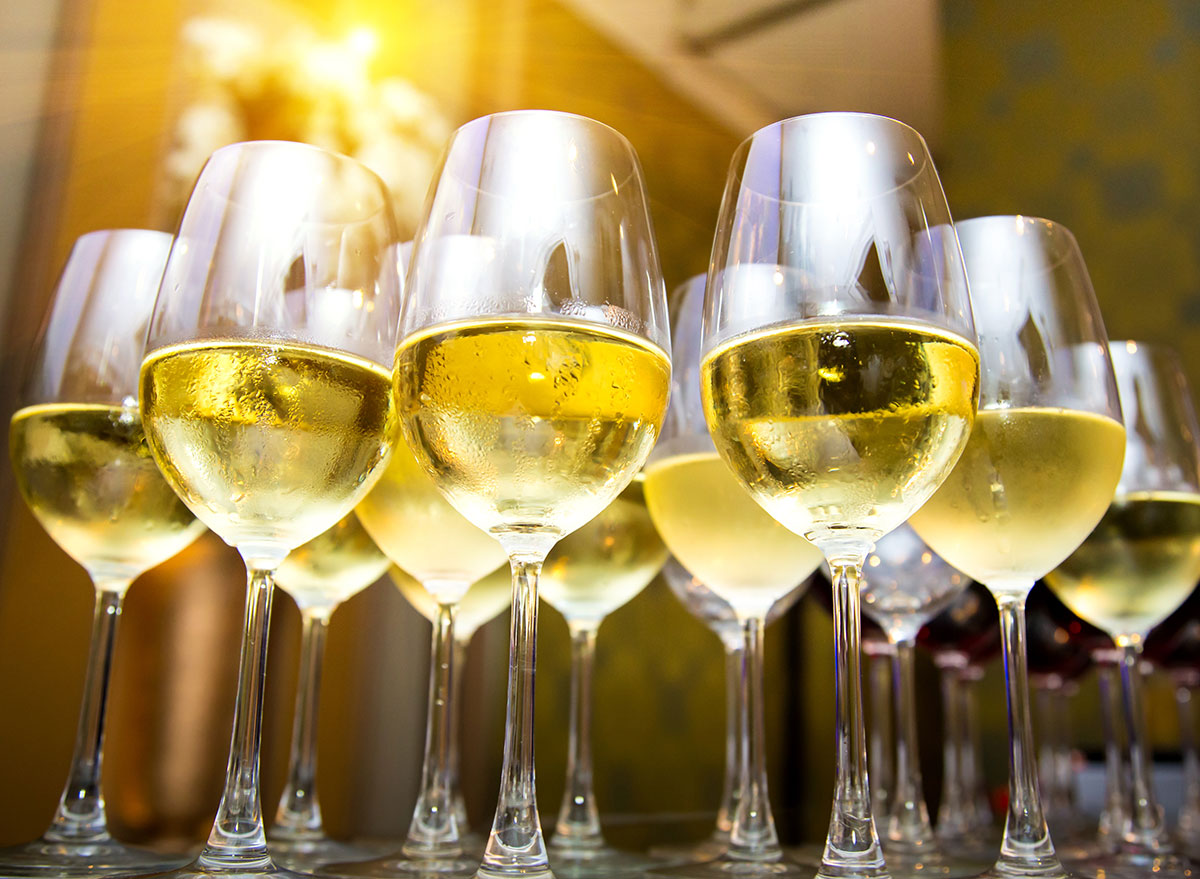 5 Side Effects of Drinking White Wine Every Night