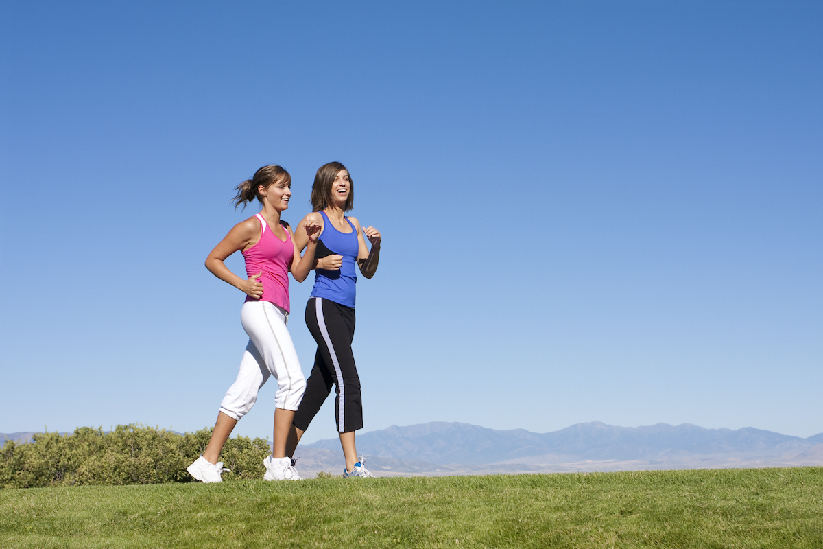 twee vrouwen lopen snel