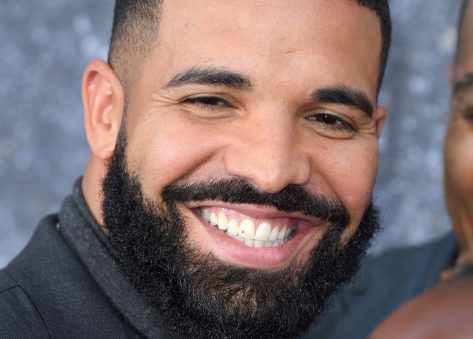 Drake Showcases Chiseled Six-Pack at the Gym