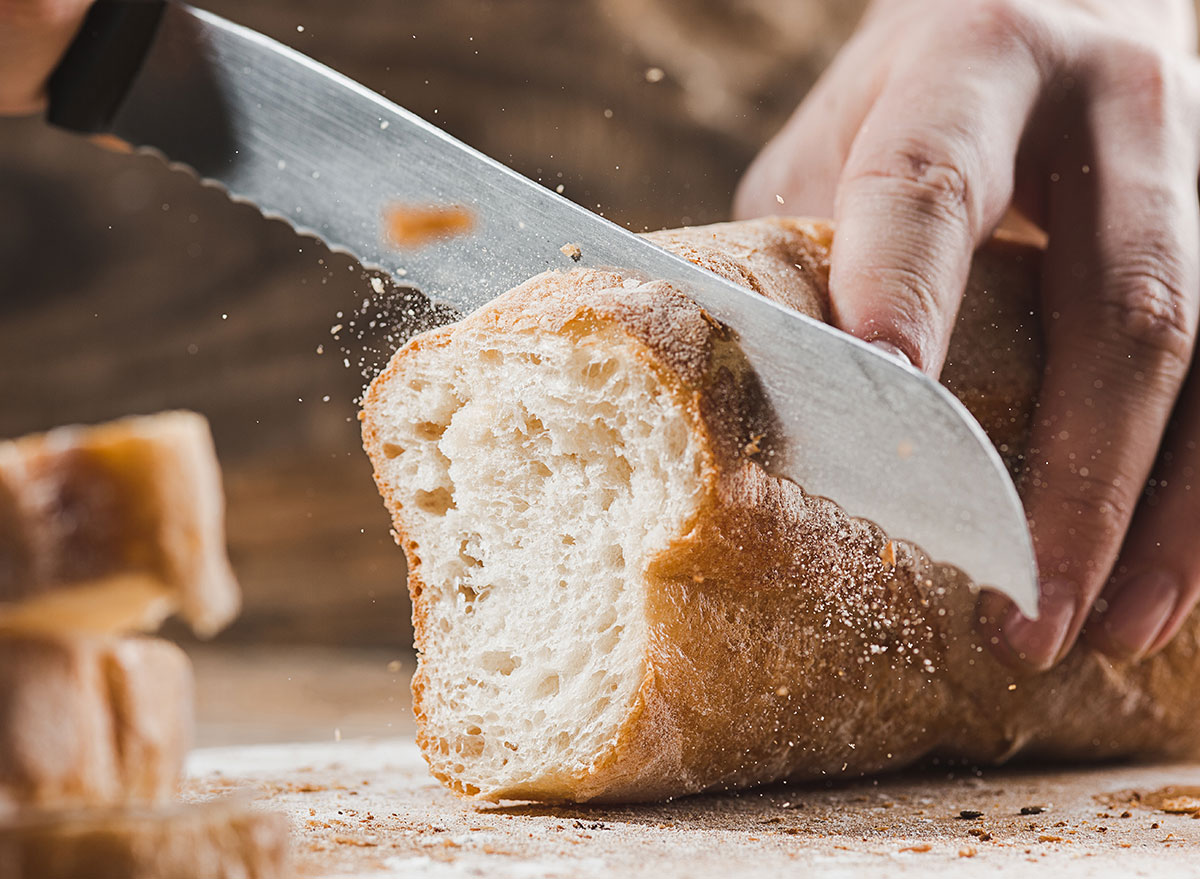 Bread eat. Хлеб. Хлеб порезанный. Хлеб с хрустящей корочкой.