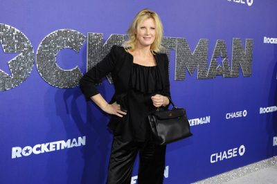 sandra lee in black outfit on red carpet