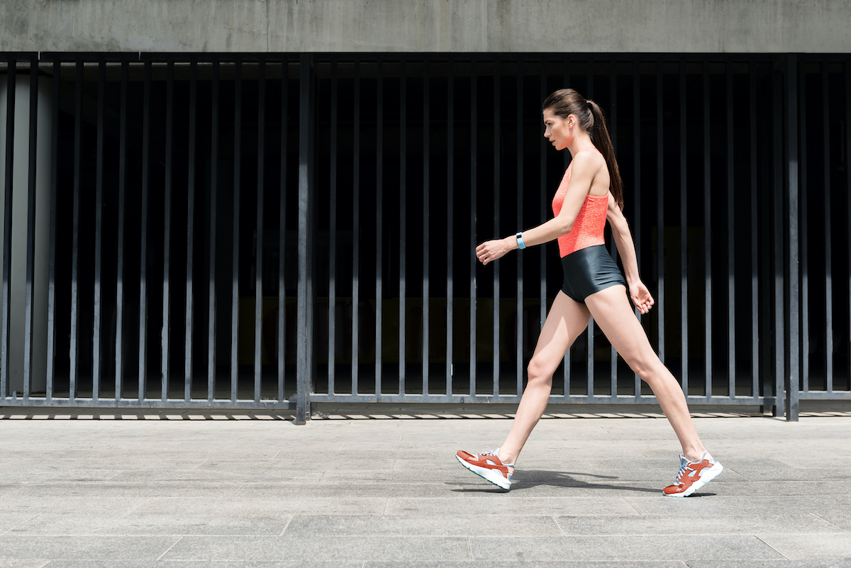 Slim sportivo giovane ragazza camminare sulla strada