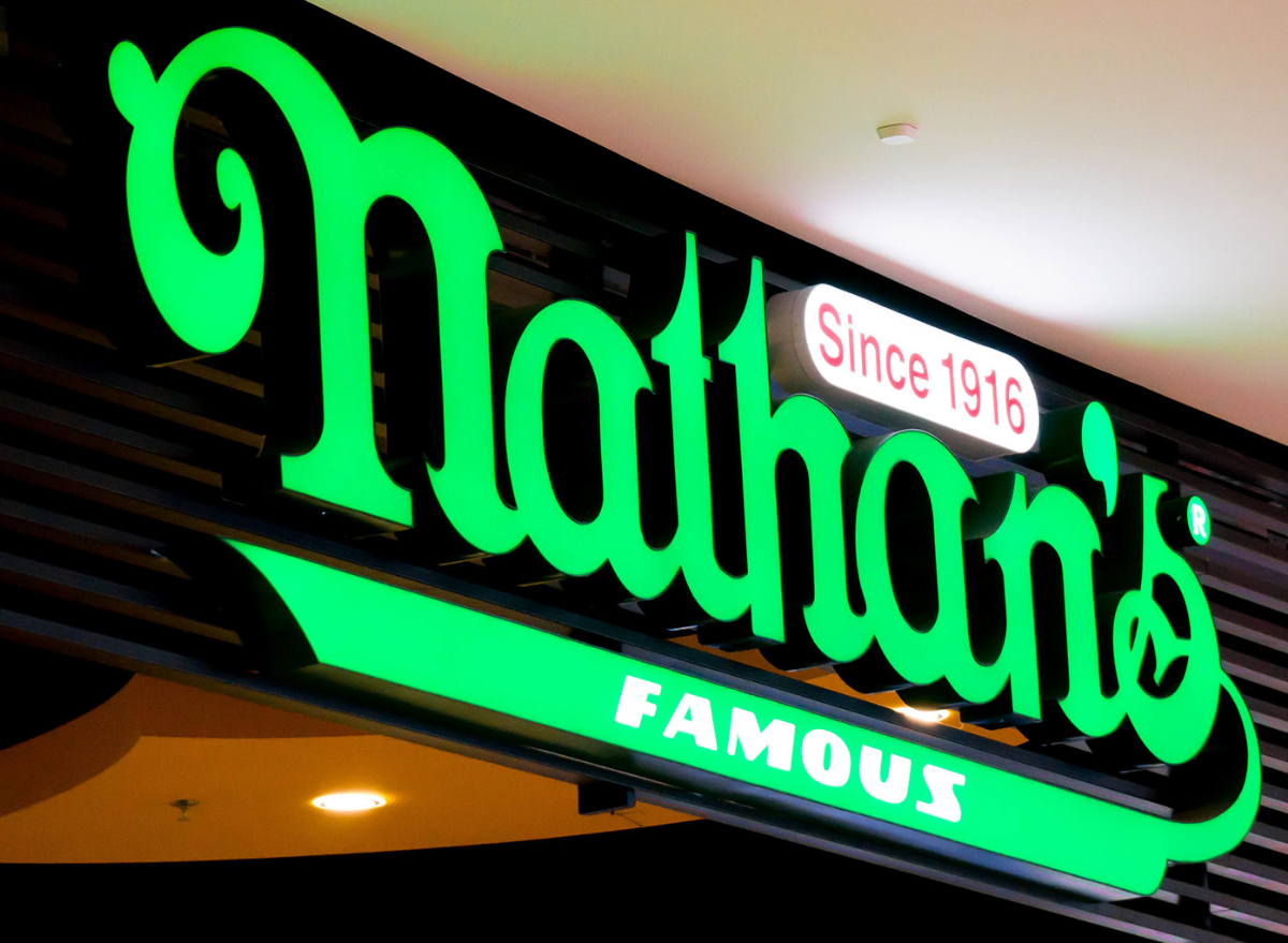 Nathans лого. Nathan's famous меню. Nathan’s famous.