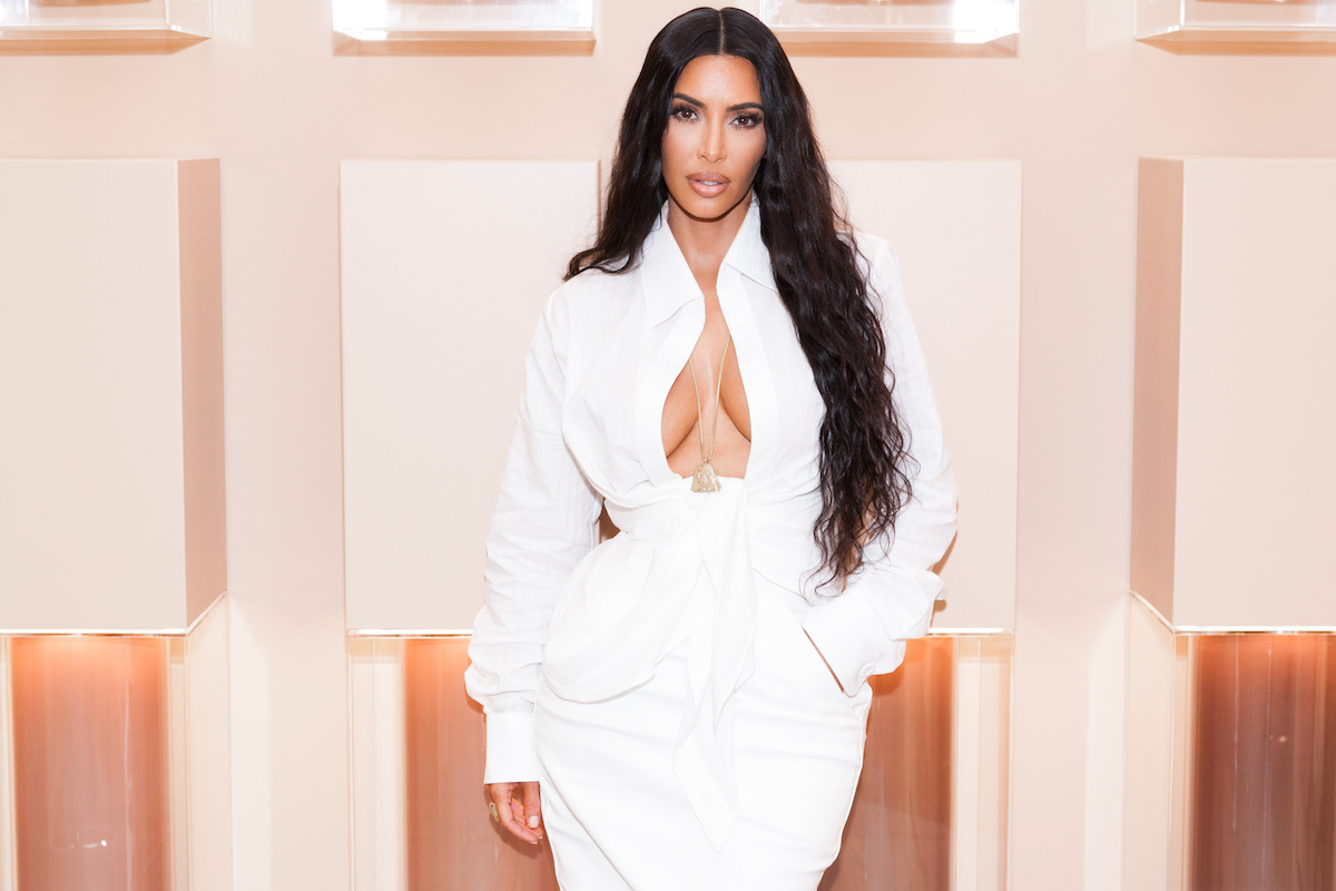 Kim Kardashian vestida de blanco