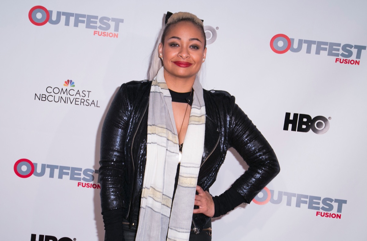 raven symone no tapete vermelho na jaqueta de couro