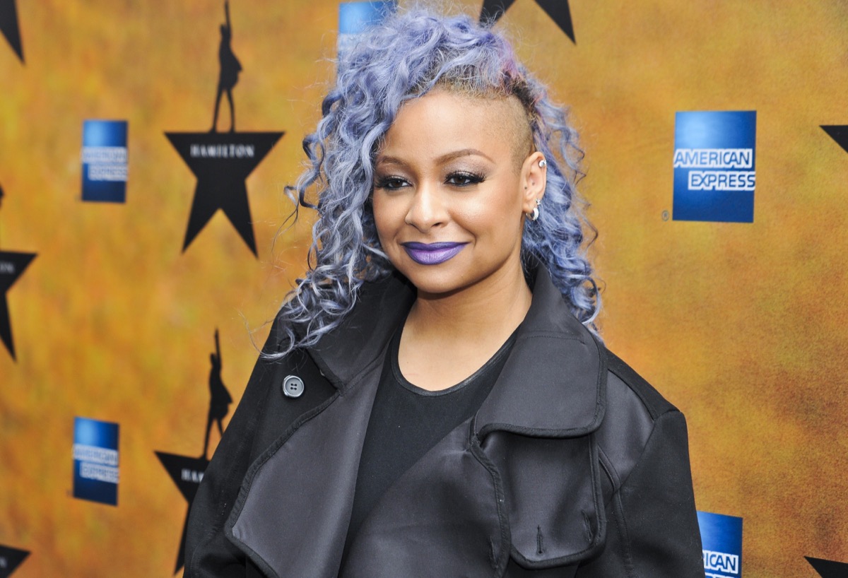 raven symone punaisella matolla violeteissa kiharoissa