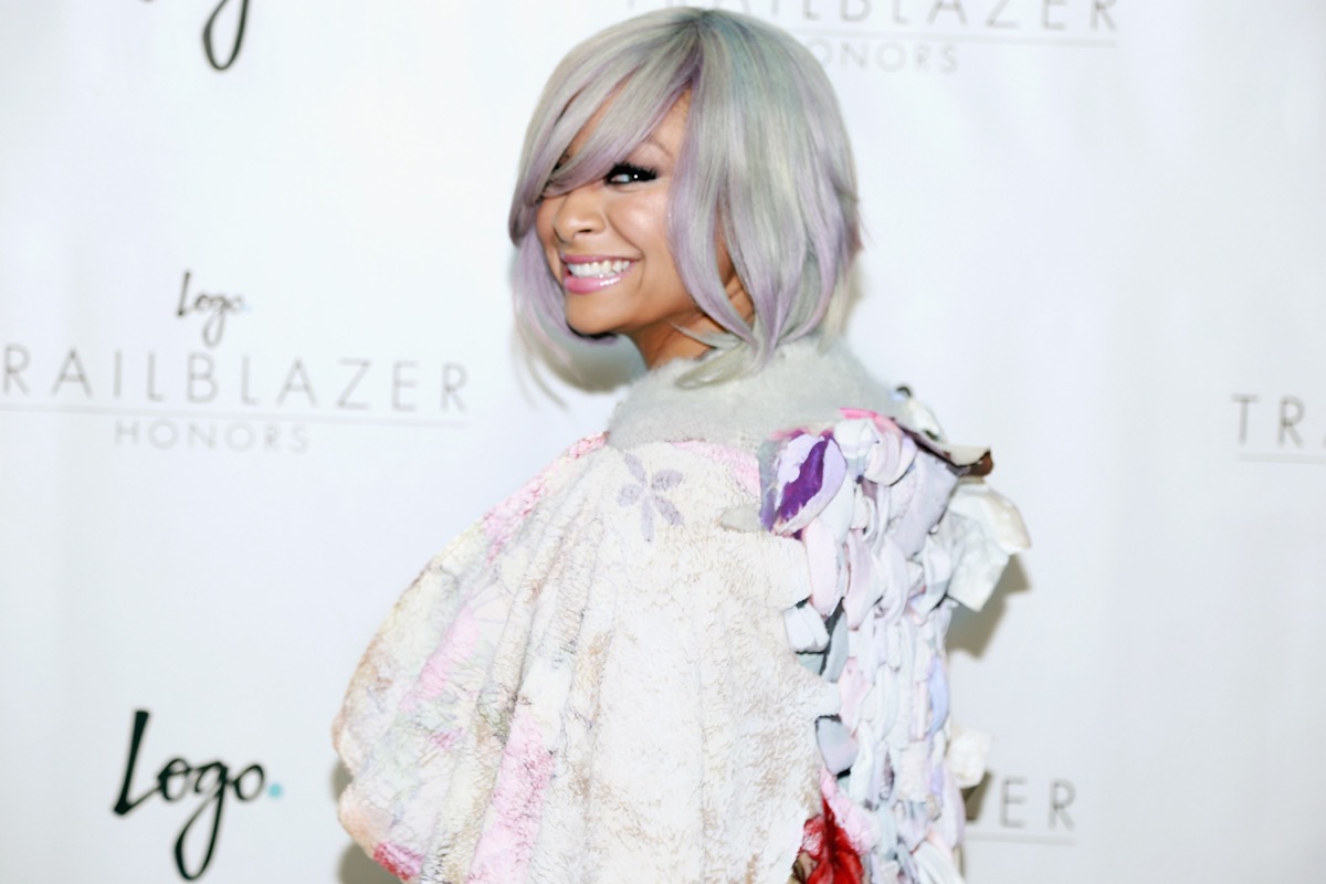 raven symone com cabelo roxo no tapete vermelho