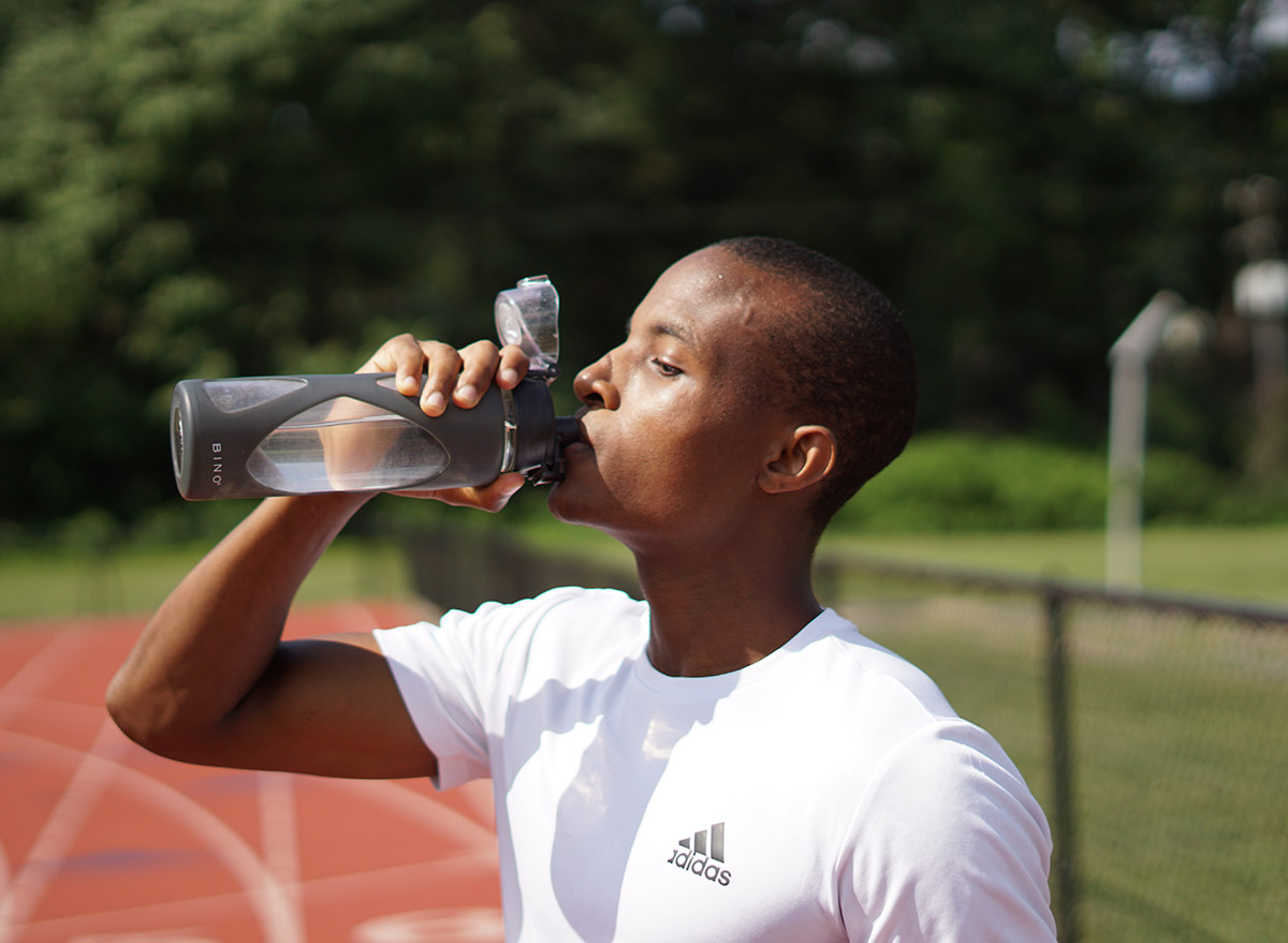 the-risks-of-drinking-cold-water-when-you-re-overheated