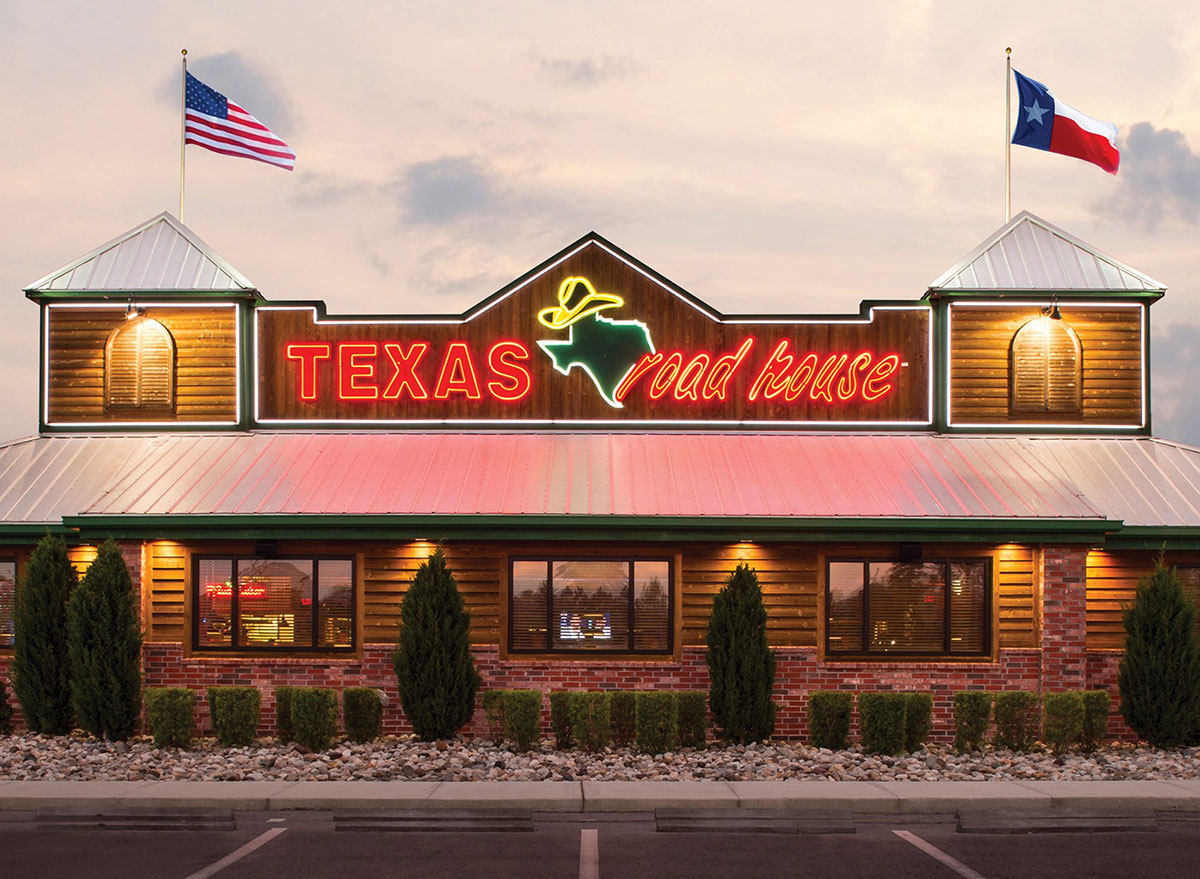 9-secrets-texas-roadhouse-employees-don-t-want-you-to-know-eat-this