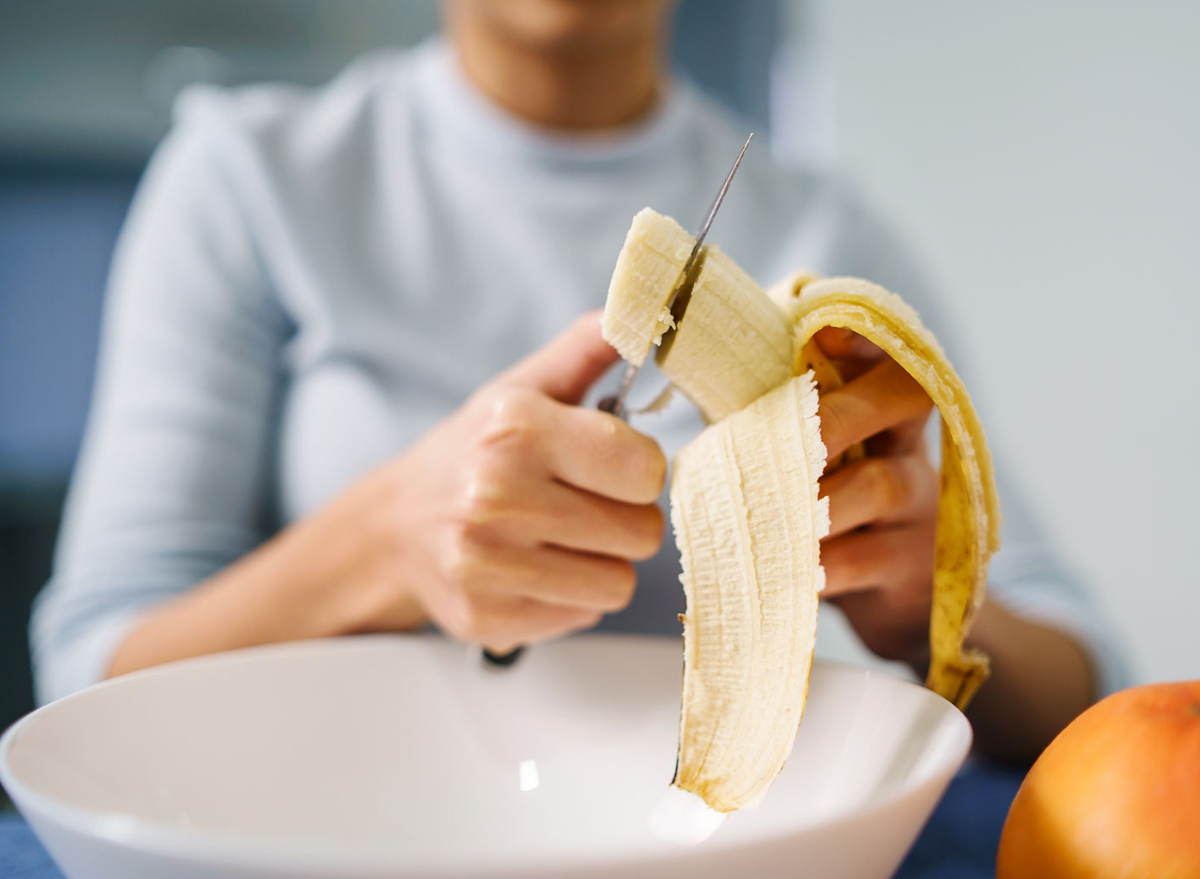 Можно ли есть банан на завтрак. Банановая резка. Кевин ест бананы. Человек отказывается от хлеба Сток. Hands Bread.