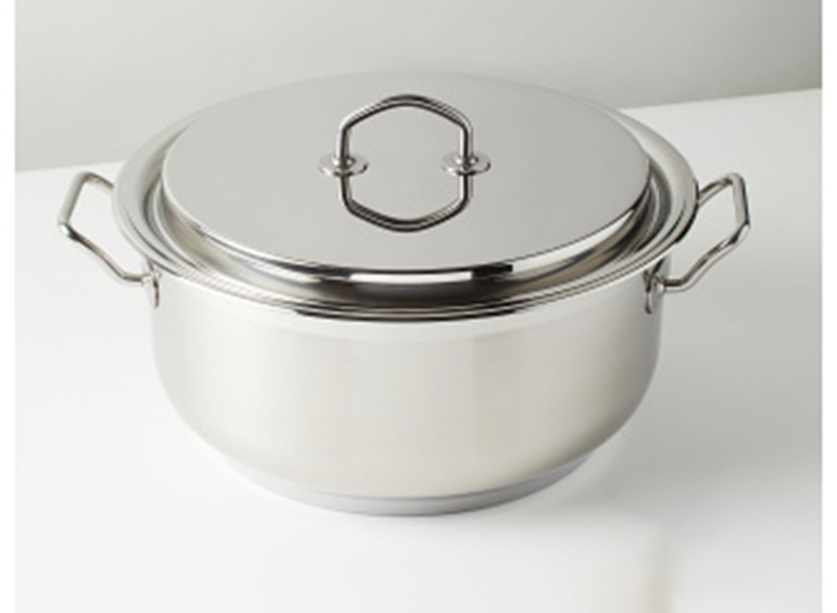 https://www.eatthis.com/wp-content/uploads/sites/4/2021/10/silga-spa-casserole-with-lid.jpg?quality=82&strip=all