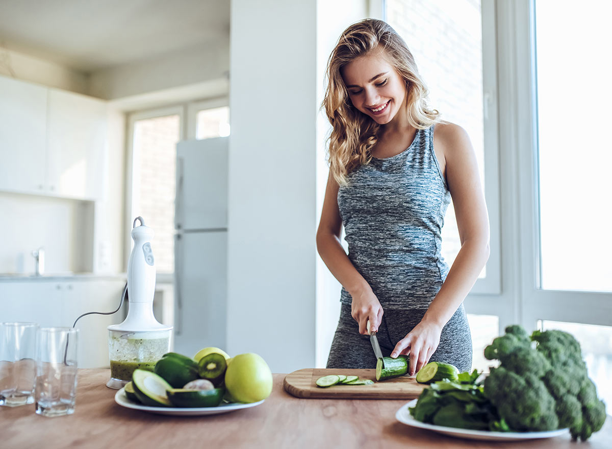 Better eating. Здоровое питание девушка. Девушка здоровье. Девушка на диете. Девушка за едой.