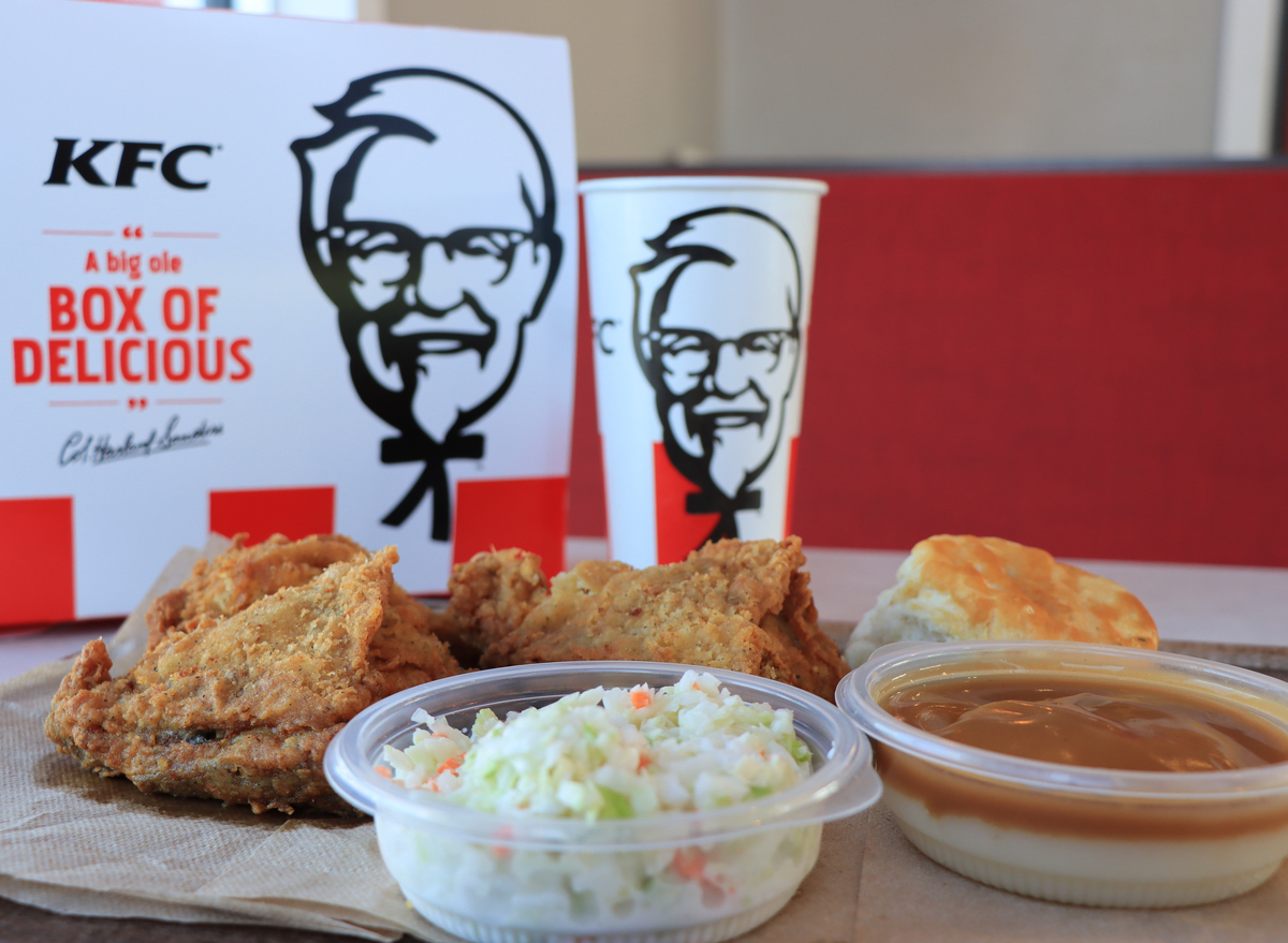 Kfc 3 июля. Форма KFC. Box Master KFC.