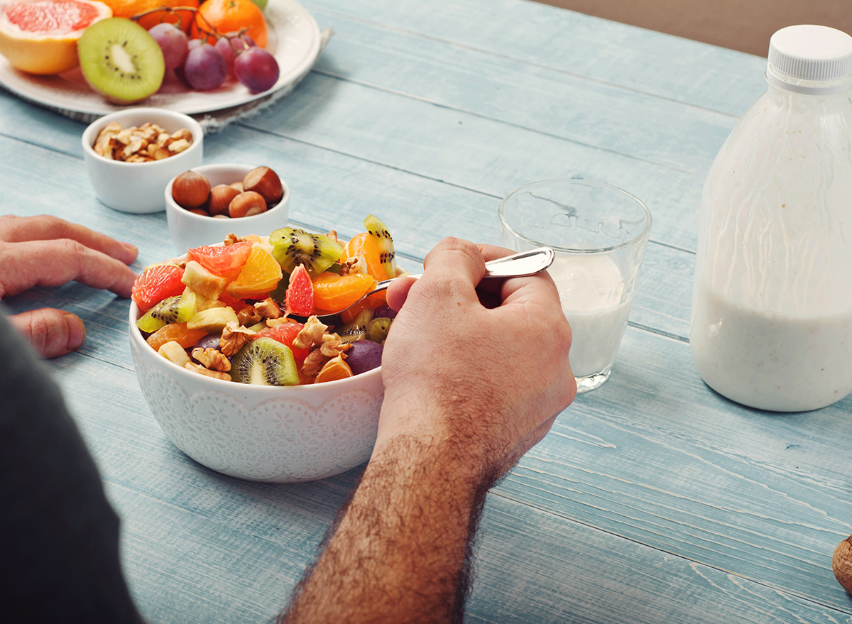 Eating your food. Голодный завтрак. Что люди едят на завтрак. Мало пищи. Салат на завтрак.