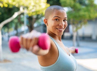 woman lifting dumbbells