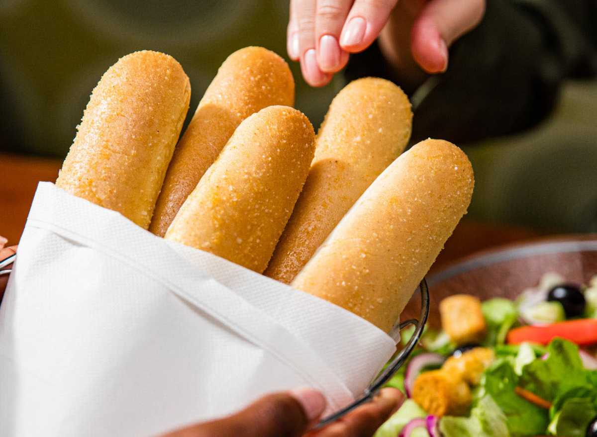 8 Restaurant Chains That Serve The World's Best Bread