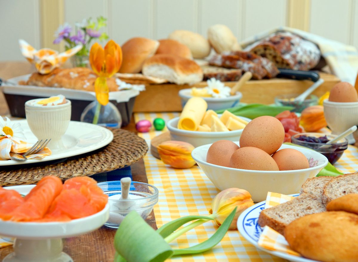 Post breakfast. Пасхальный завтрак. Блюда на Пасху традиционные. Завтрак на Пасху. Блюда на Пасхальный бранч.