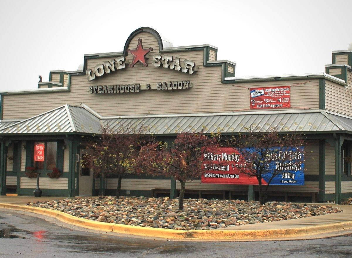 8 Once Popular Restaurant Chains That Are Slowly Disappearing   Lone Star Steakhouse 