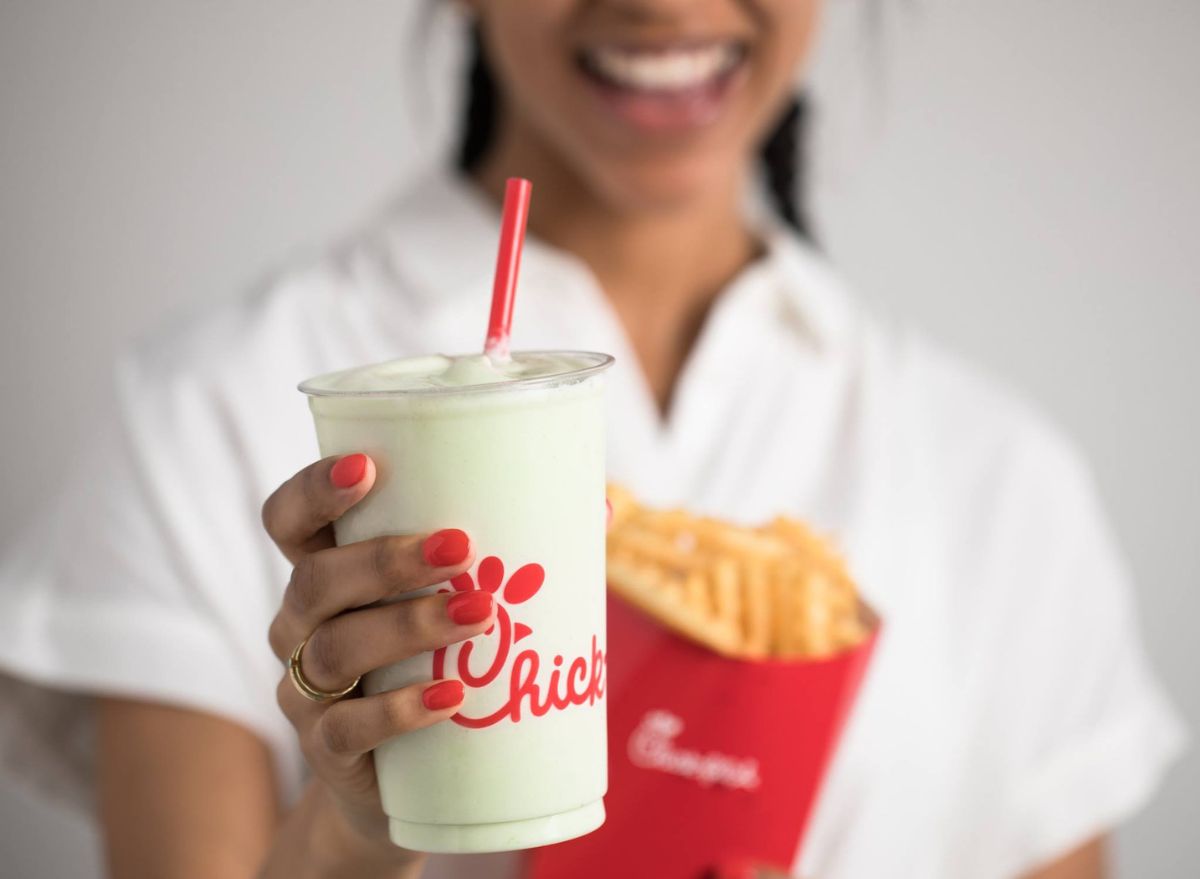 5 Big Changes You Ll See At Chick Fil A In 2023   Chick Fil A Employee 